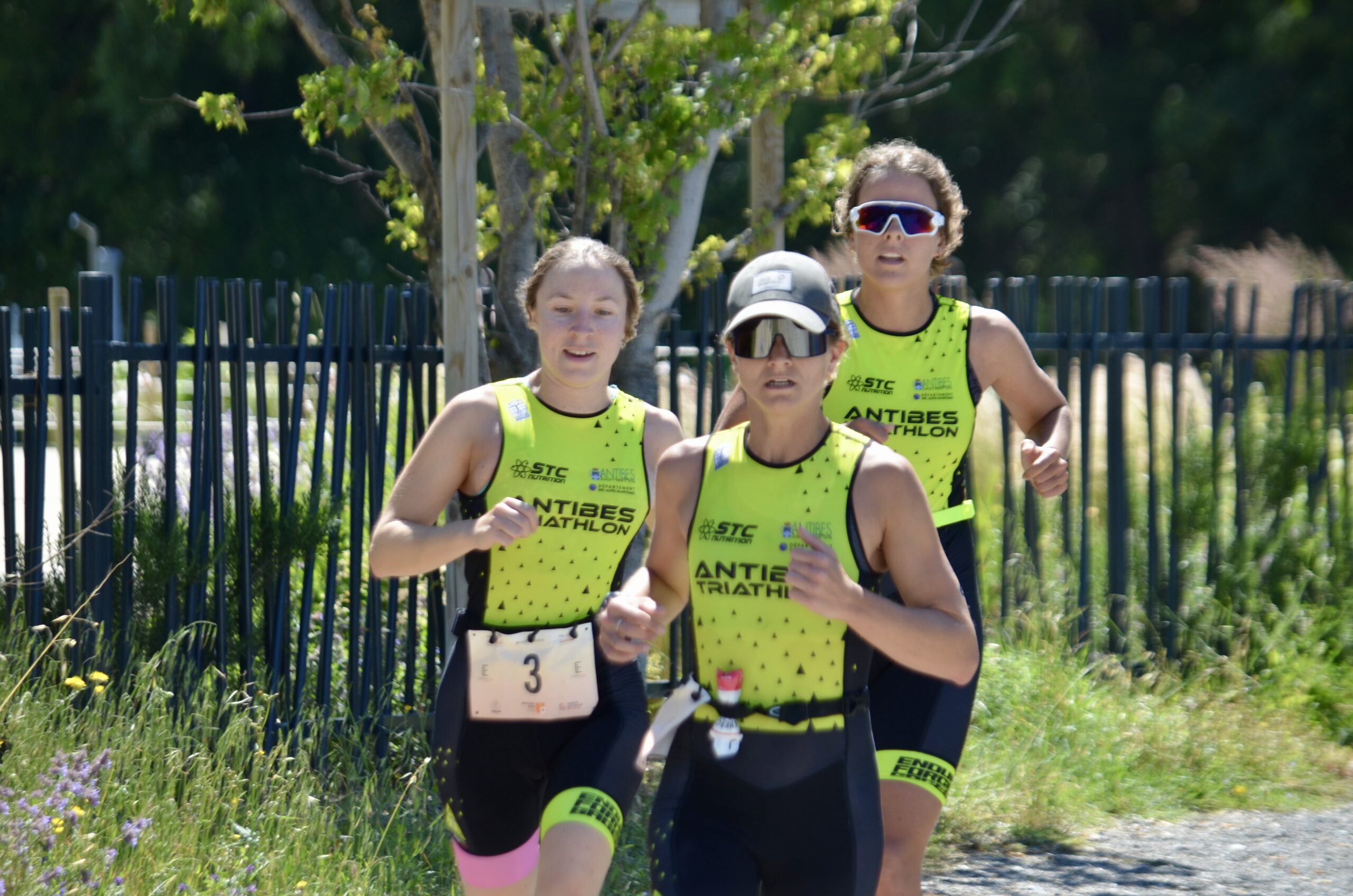 You are currently viewing SEMAINE D3 : une saison de transition placée sous le signe du plaisir et de la cohésion pour l’équipe féminine d’Antibes Triathlon